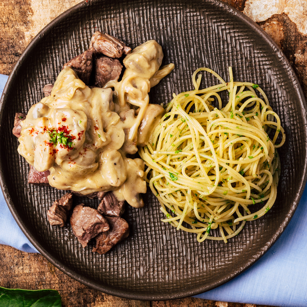 ¡Allez les Bleus! Carne de Res en Salsa de champiñones y Pasta con Perejil 🍝