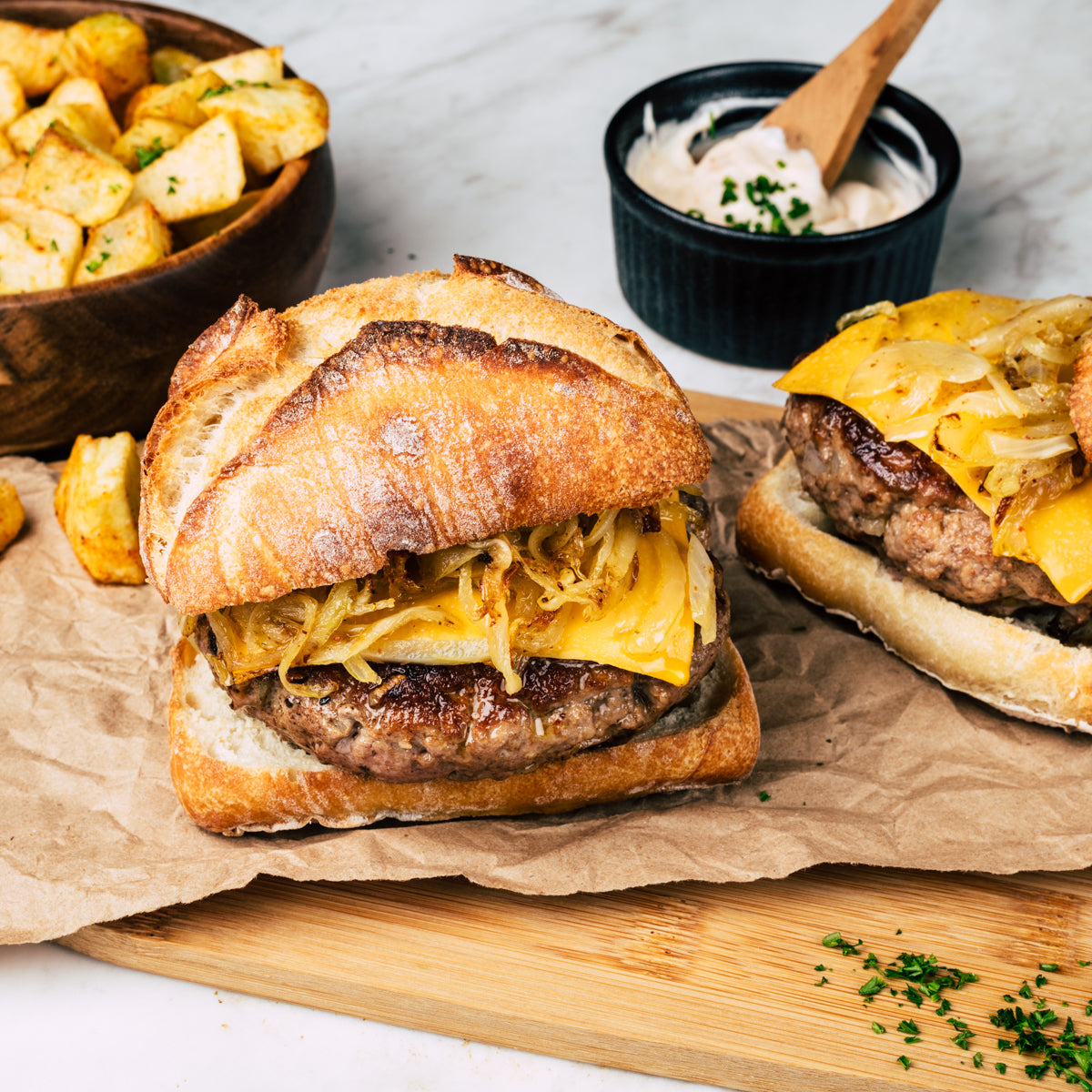 Hamburguesa de cerdo del puerto de Hamburgo en pan rústico con queso y cebolla caramelizada