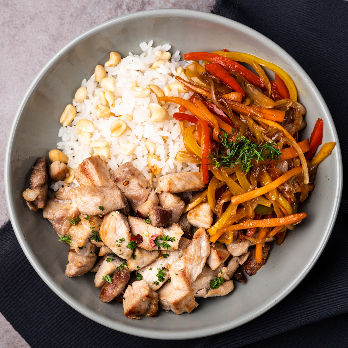 Cerdo Guangzhou al wok acompañado de arroz con maní 🐷