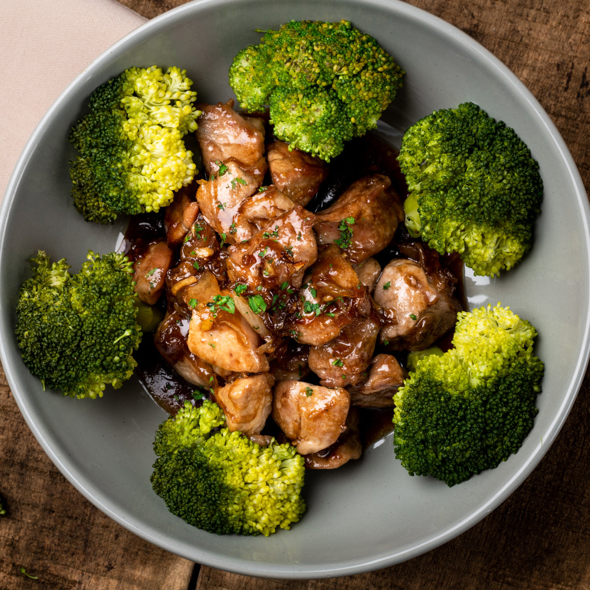 ¡Domo Arigato! Salteado de Cerdo con Salsa de Soya, Jengibre y Bosque de Brócoli 🍲